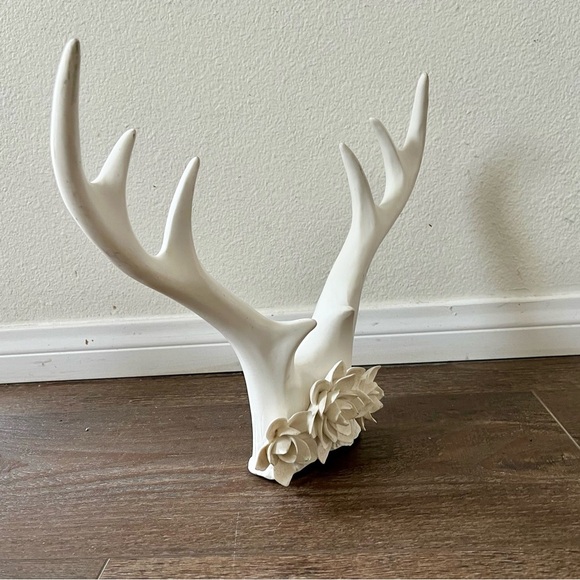 Other - Elegant White Antler Sculpture with Floral Accent fake